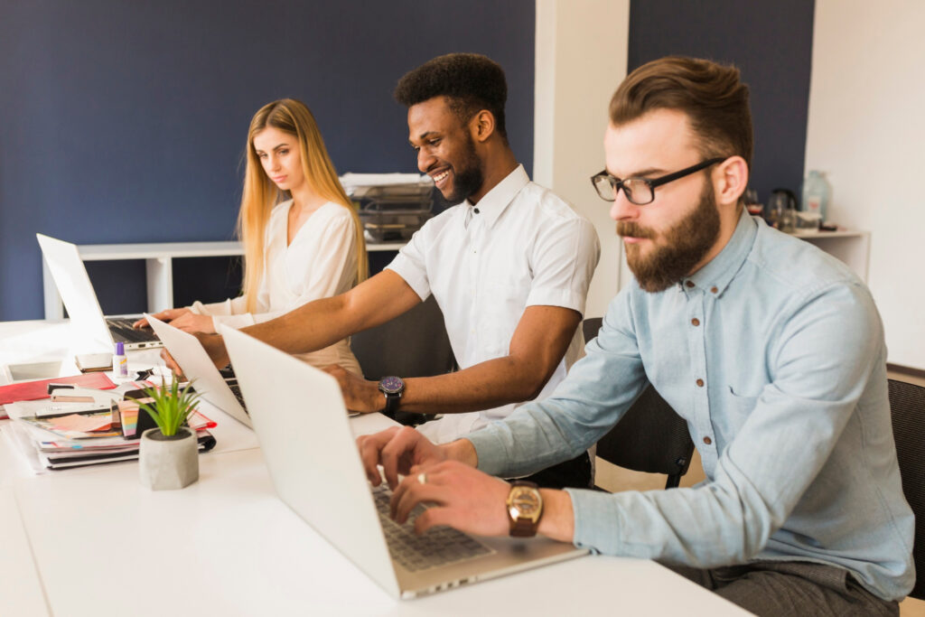Equipe SEO WordPress travaillant sur un projet